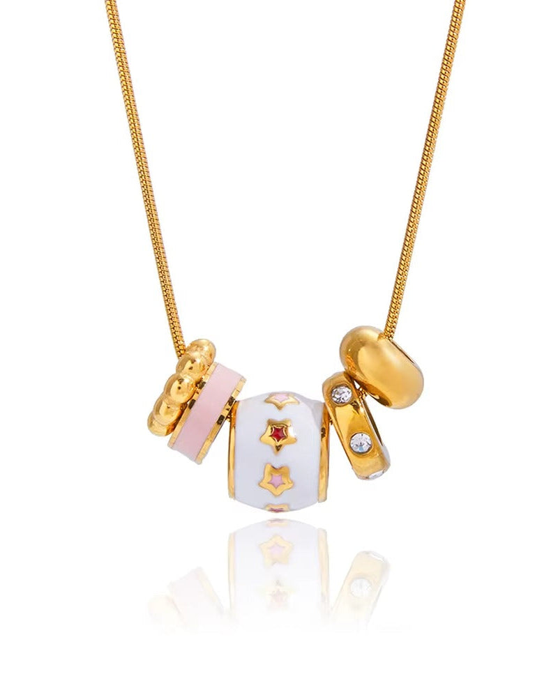 Collar con charms color dorado