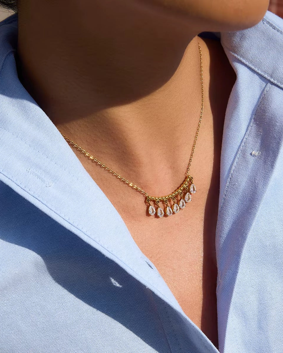 Collar largo dorado con piedras brillantes colgantes