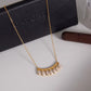 Collar largo dorado con piedras brillantes colgantes
