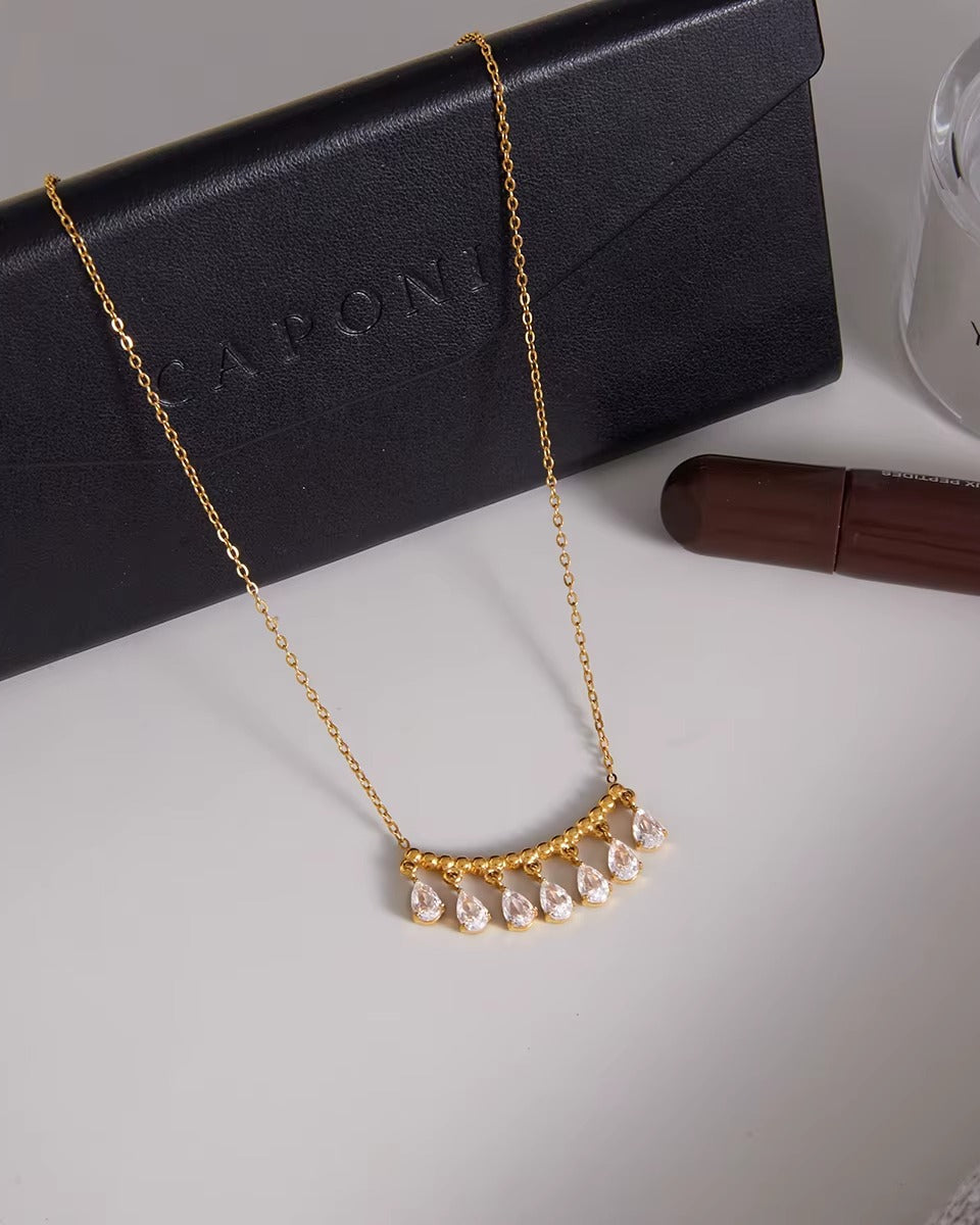 Collar largo dorado con piedras brillantes colgantes