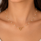 Collar Fino con Mini Perlas y Cierre Circular Frontal