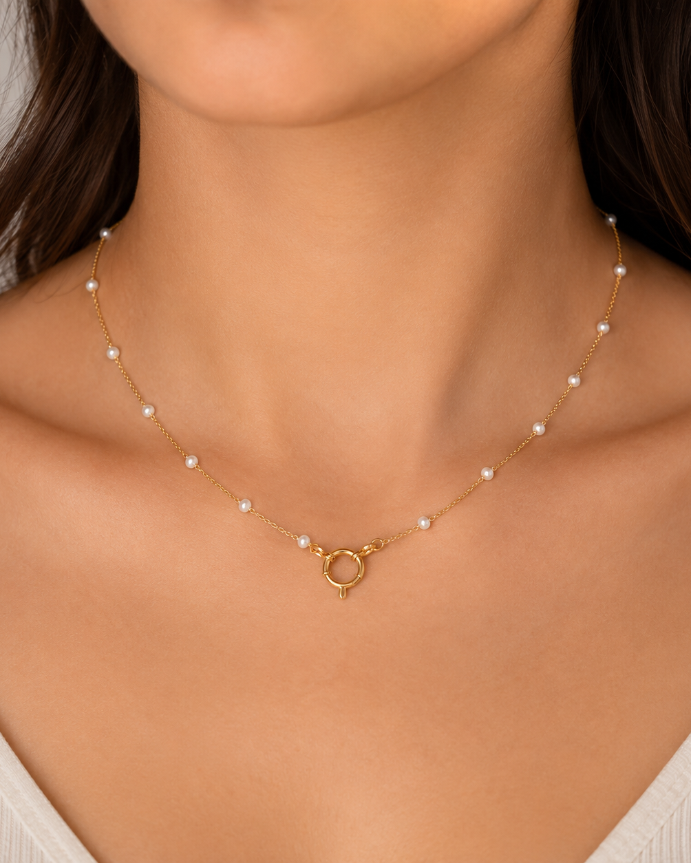Collar Fino con Mini Perlas y Cierre Circular Frontal
