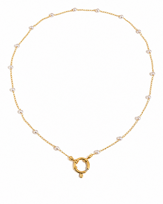 Collar Fino con Mini Perlas y Cierre Circular Frontal