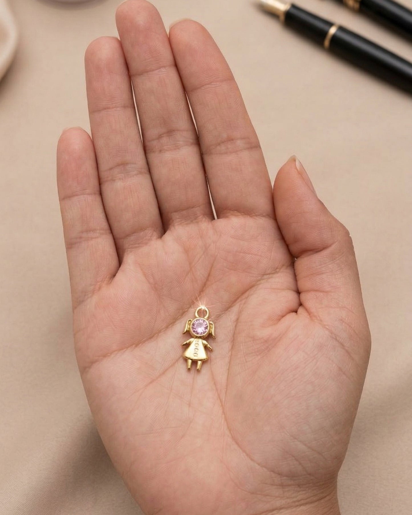Dije figura de niña dorado "Petite Princess" con cristal lavanda
