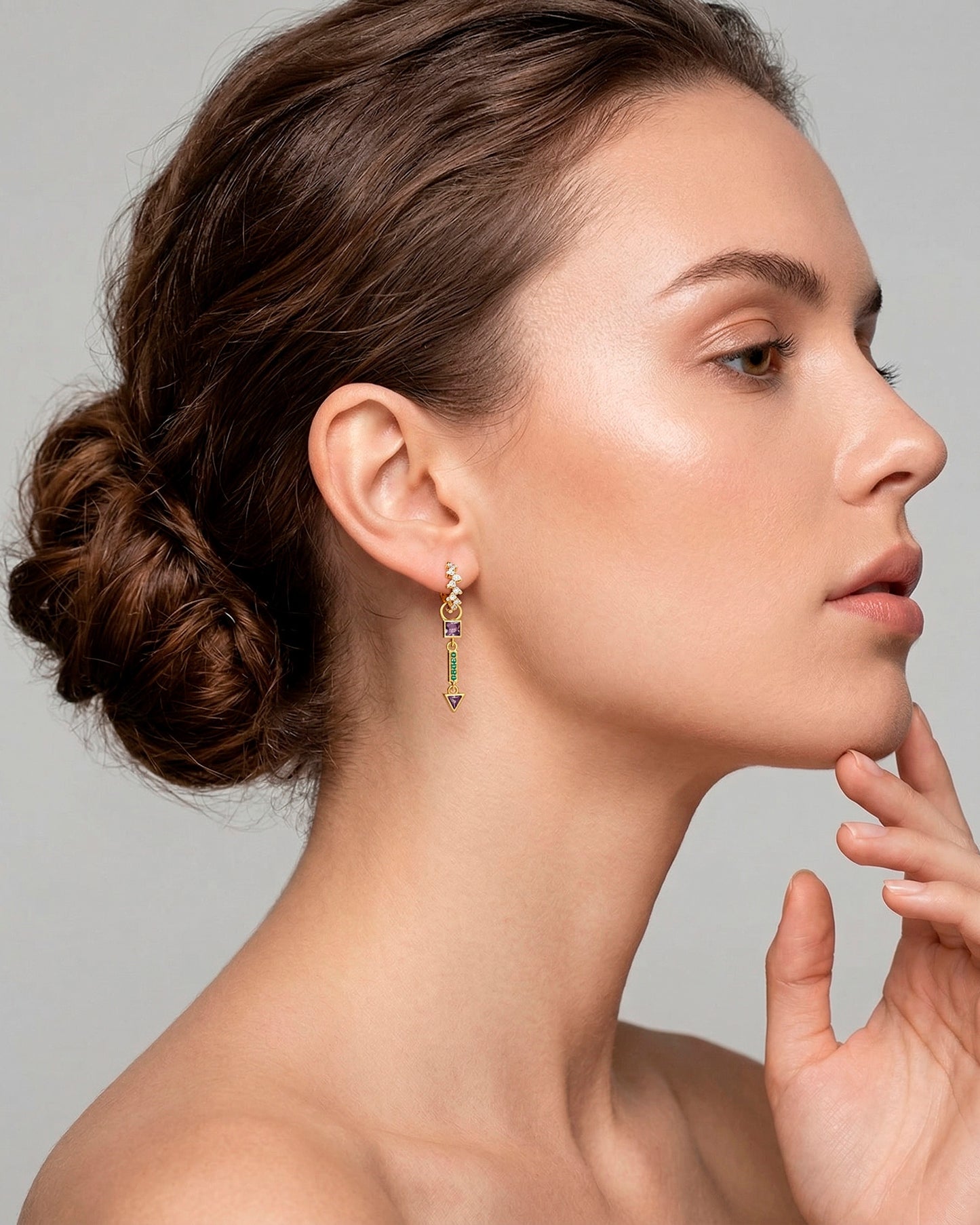 Arete statement de flores con piedras en color rosa, de tipo drop