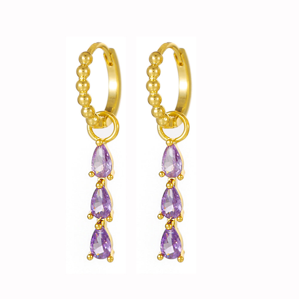 Arete moderno con piedra zirconia en color morado, de tipo huggie.