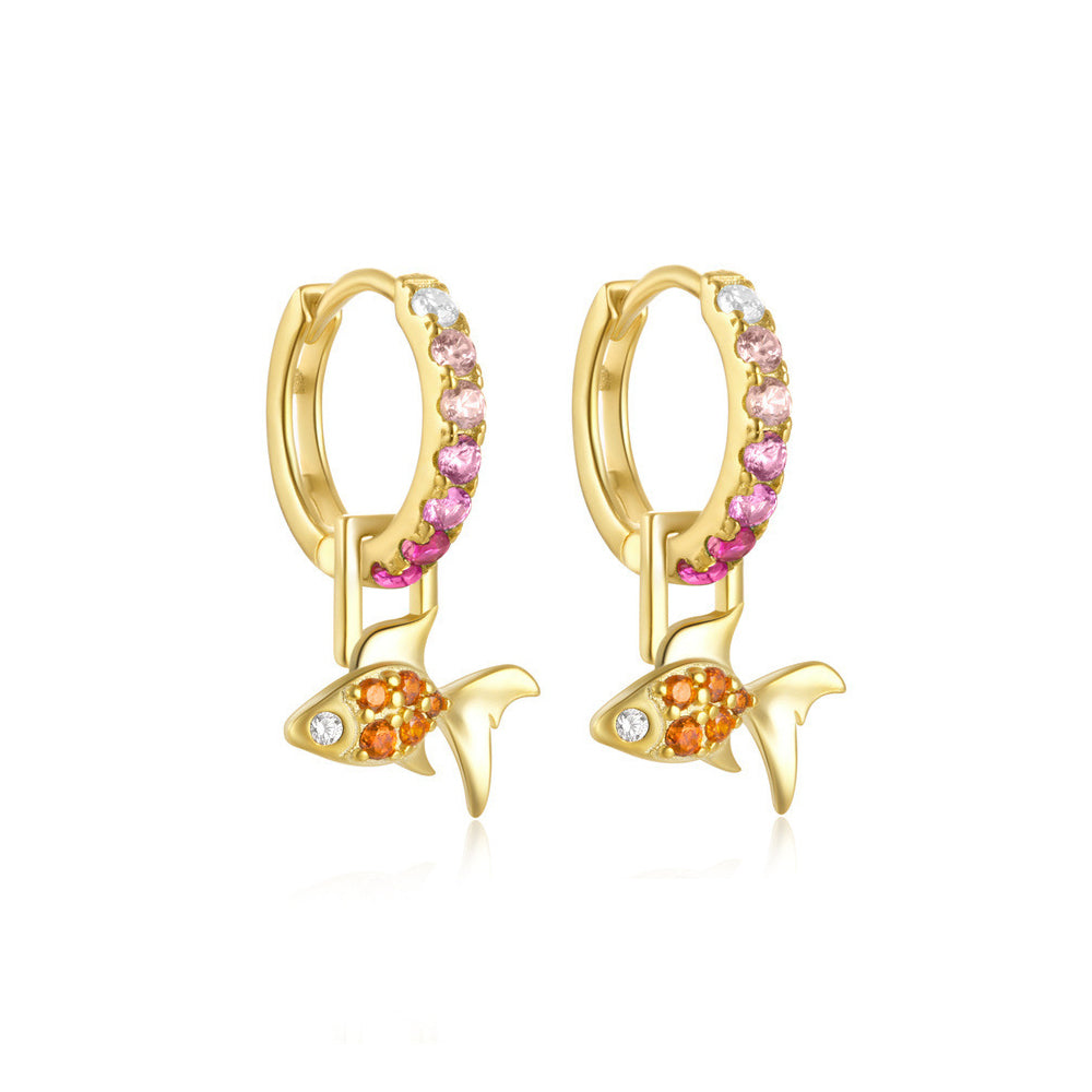 Arete de pez con piedra zirconia en colores naranja y rosa, de tipo huggie.