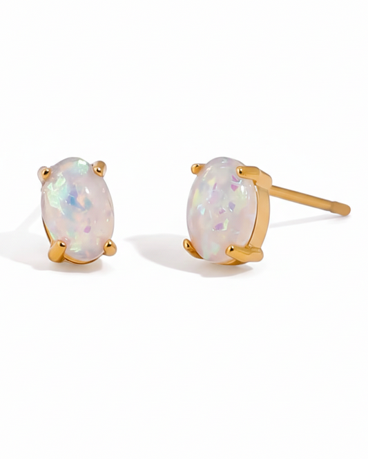 Aretes tipo studs con opalo, color dorado