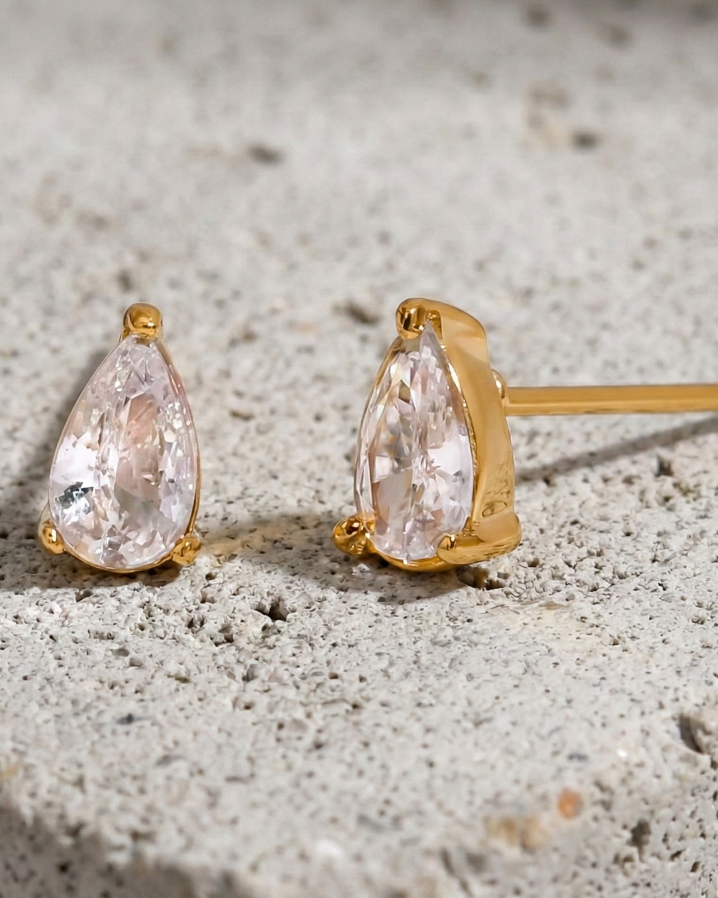 Aretes con cristal tipo studs, color dorado