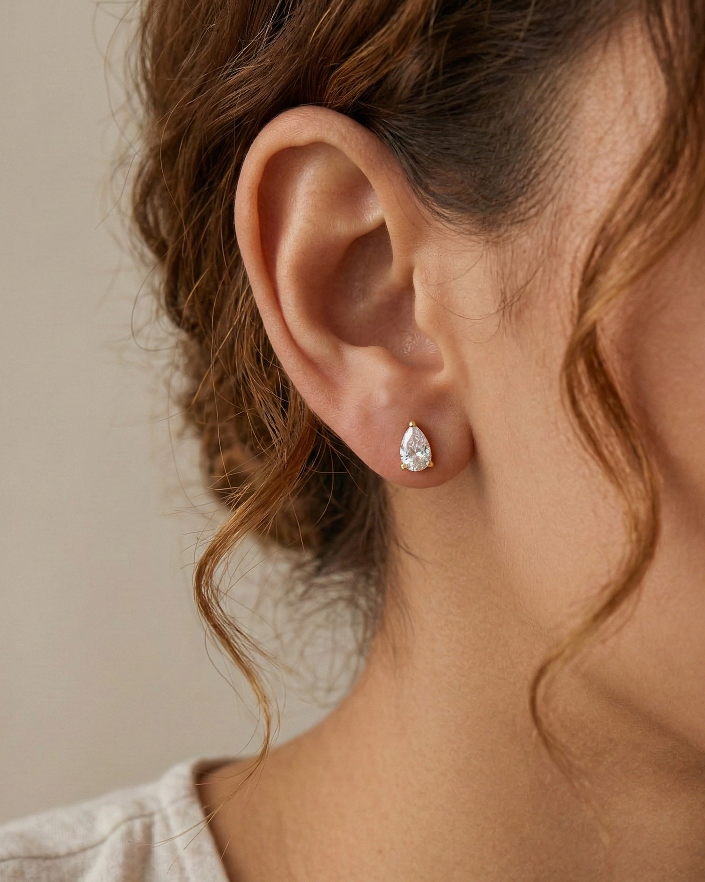 Aretes con cristal tipo studs, color dorado