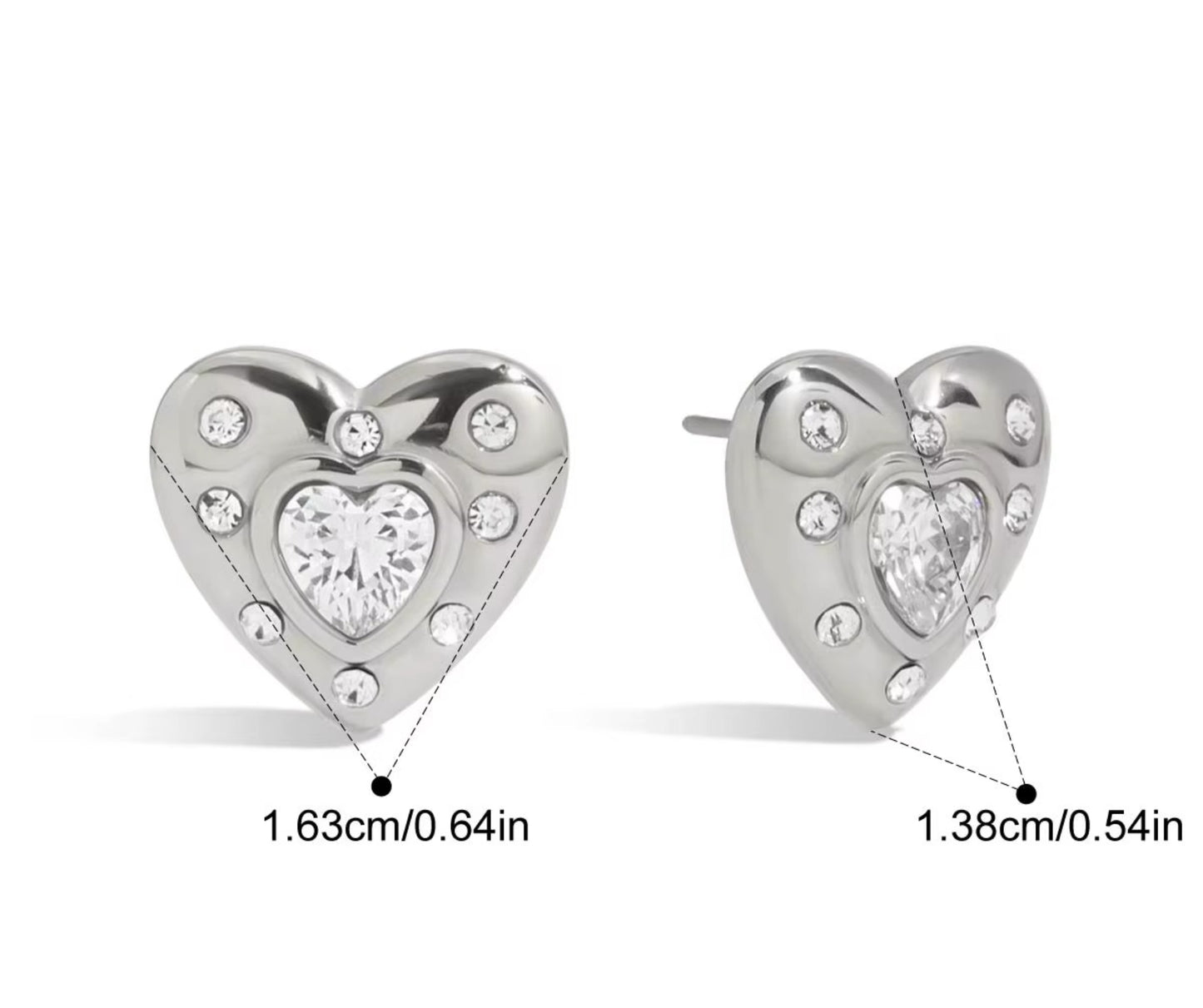 Arete de corazón en color dorado con piedra zirconia, de tipo studs.