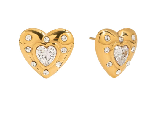 Arete de corazón en color dorado con piedra zirconia, de tipo studs.