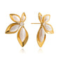 Arete de flor en color blanco y dorado, de tipo studs.