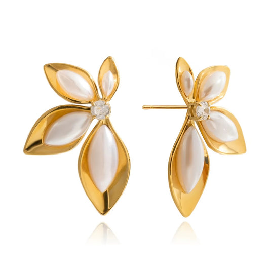 Arete de flor en color blanco y dorado, de tipo studs.