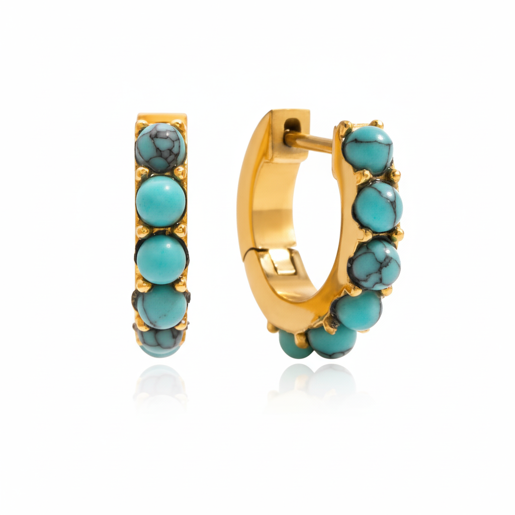 Arete dorado con piedras color turquesa, de tipo huggie.