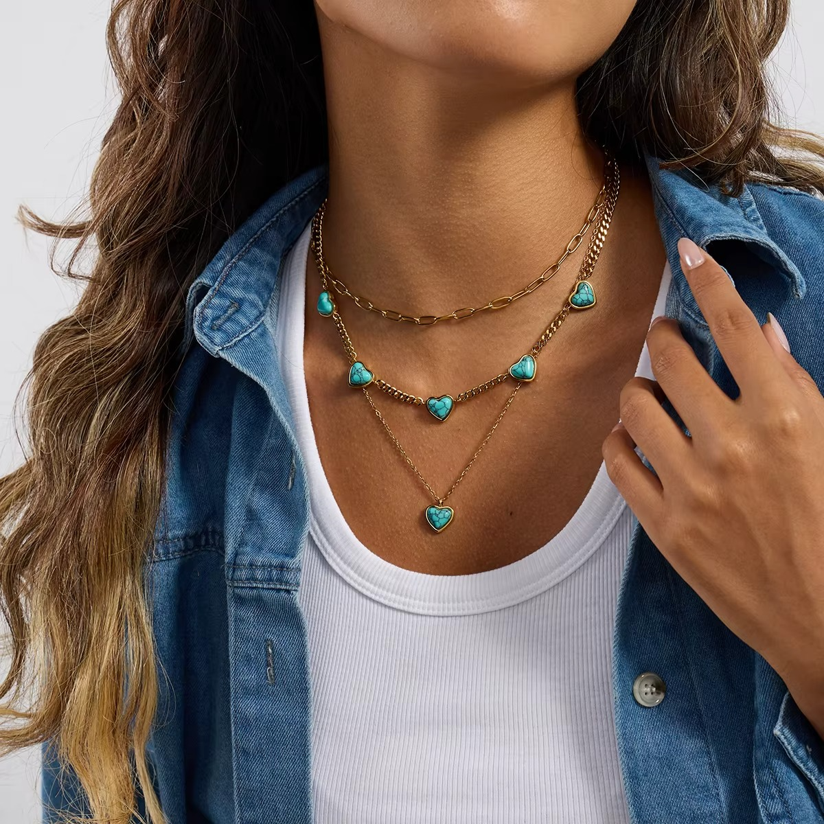 Collar dorado de corazones en color azul turquesa.