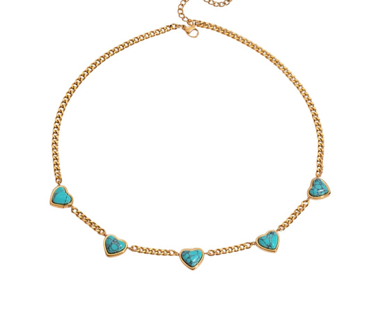 Collar dorado de corazones en color azul turquesa.