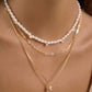 Collar de Capas con Perlas y Detalles Dorados