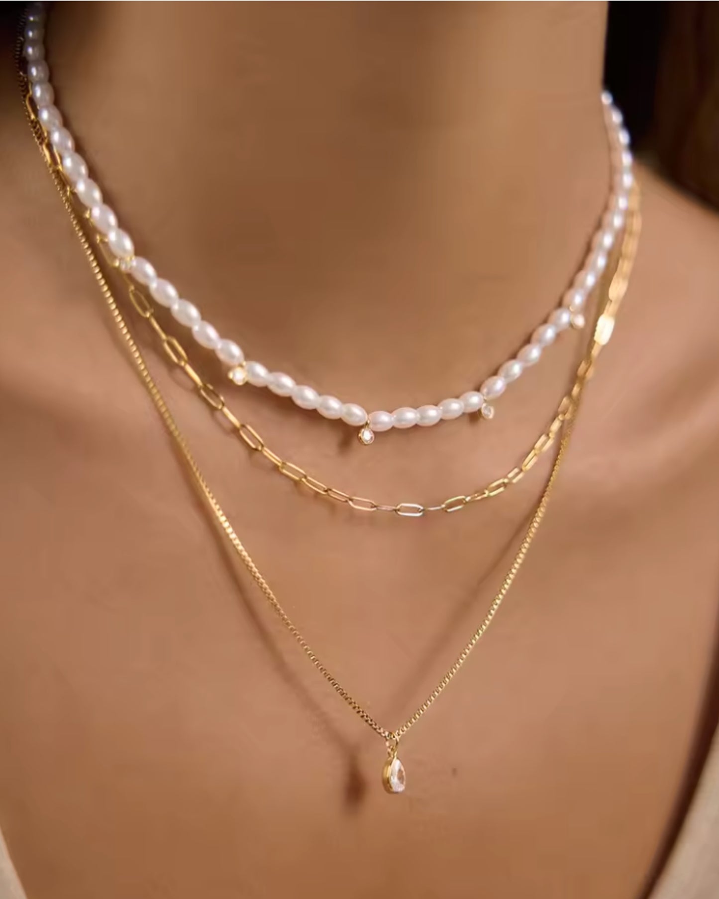 Collar de Capas con Perlas y Detalles Dorados