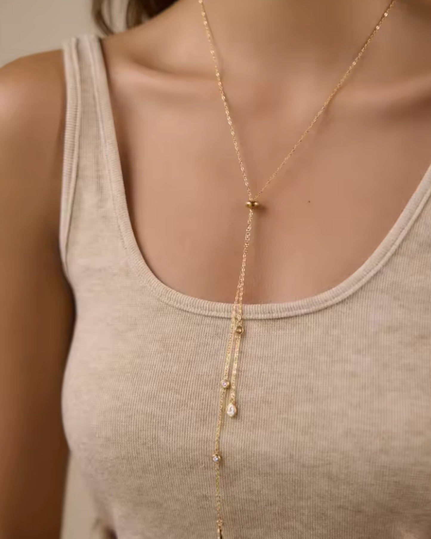 Collar lariat con destellos minimalistas