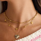 Collar de corazones en color dorado, de tipo ajustable.