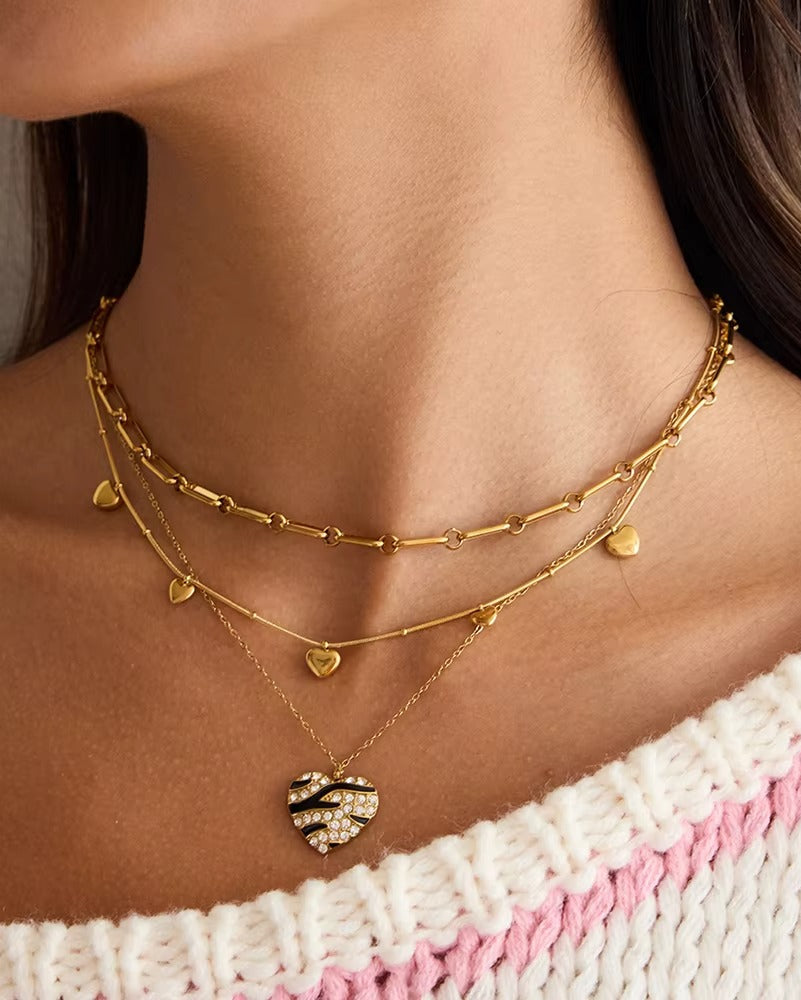 Collar de corazones en color dorado, de tipo ajustable.