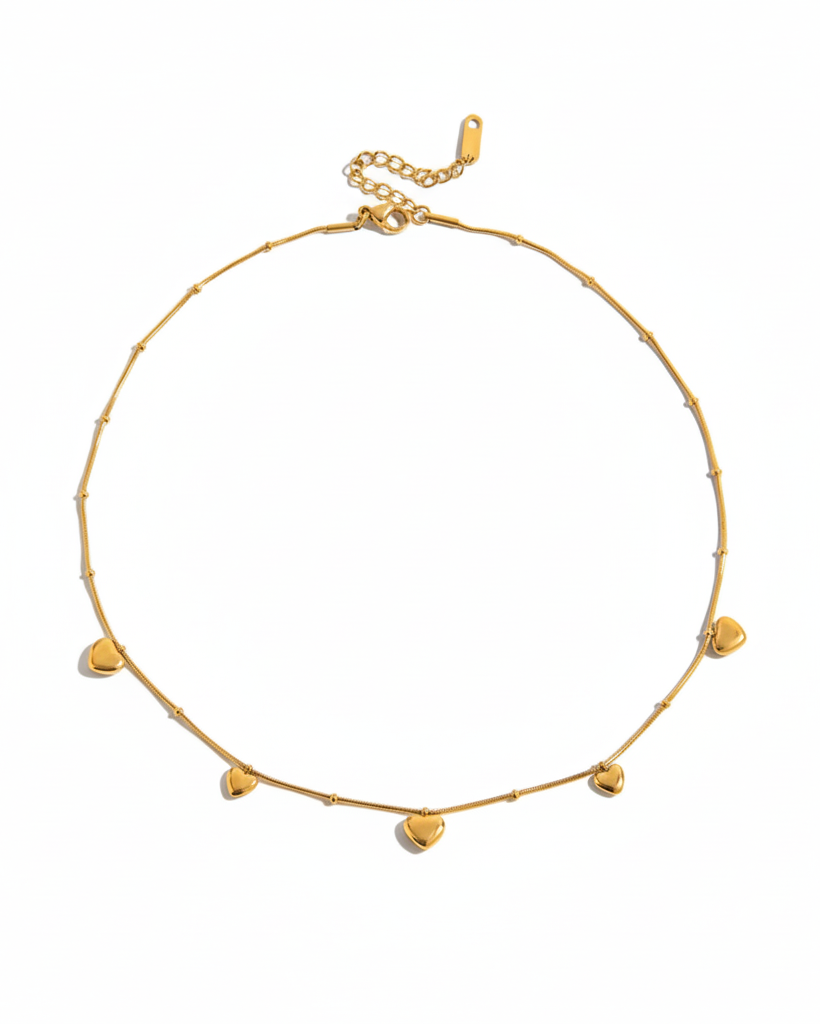 Collar de corazones en color dorado, de tipo ajustable.