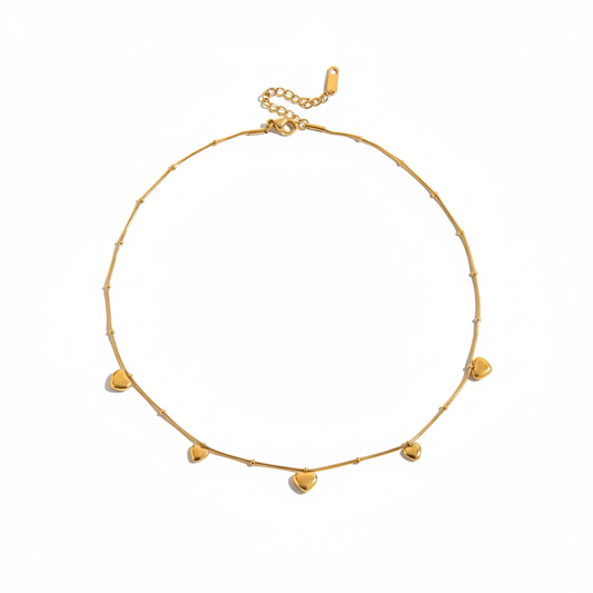 Collar de corazones en color dorado, de tipo ajustable.