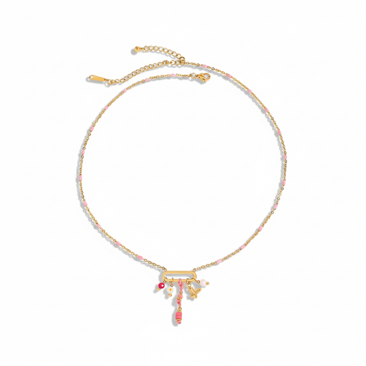 Collar dorado con charms en color rosa, de tipo ajustable.