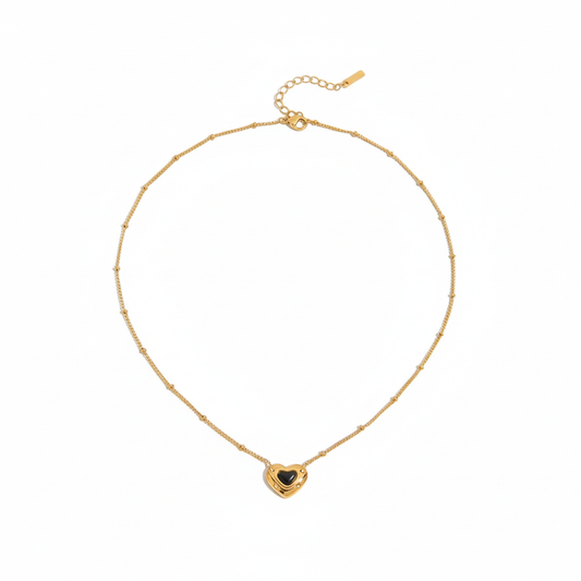 Collar dorado de corazón en color negro, de tipo ajustable.