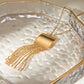 Collar colgante de flecos en color dorado, de tipo ajustable