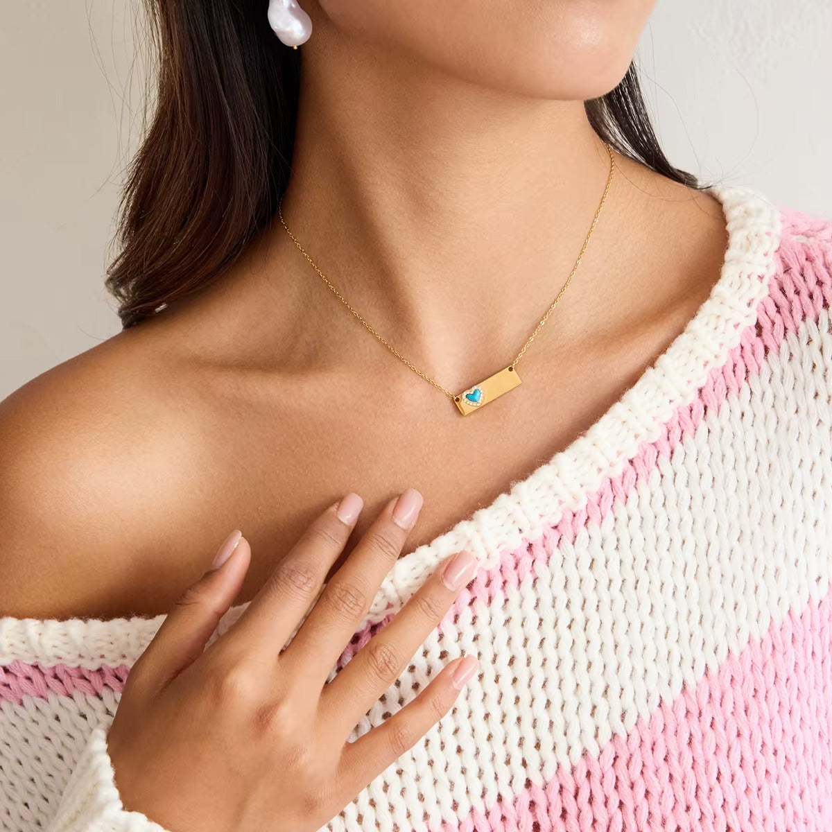 Collar dorado de marinero, con perlas mini, de tipo gargantilla.