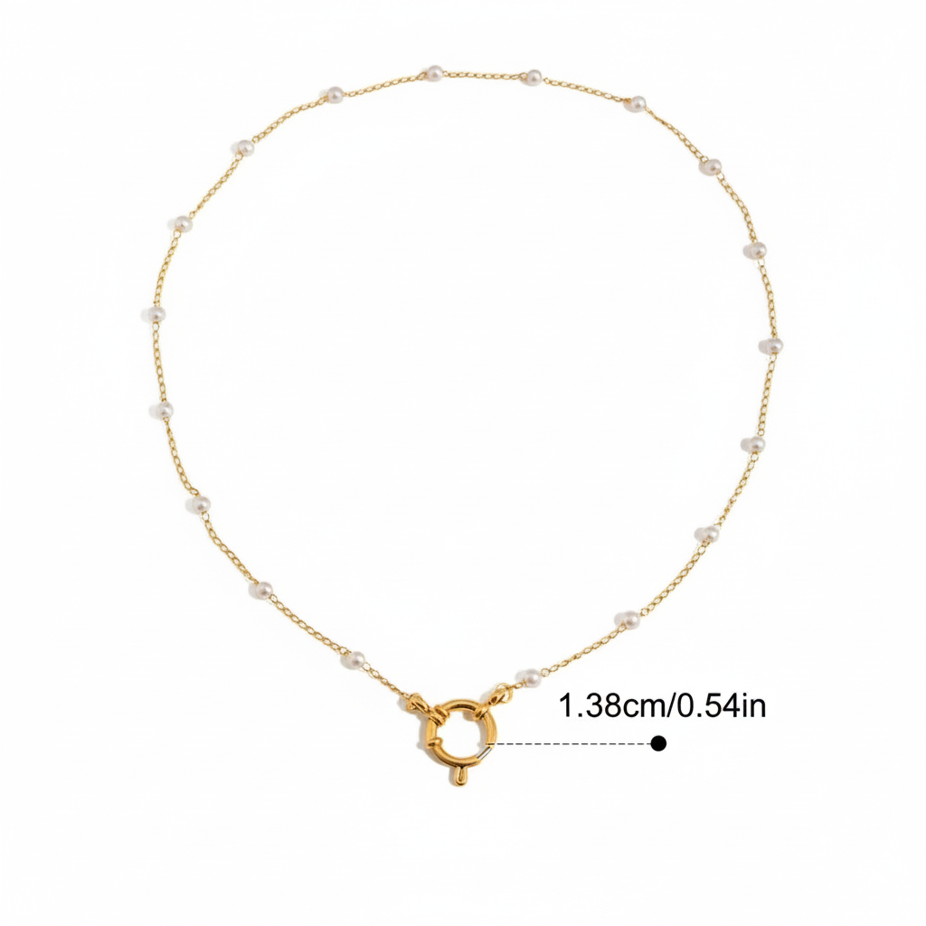 Collar dorado de marinero, con perlas mini, de tipo gargantilla.