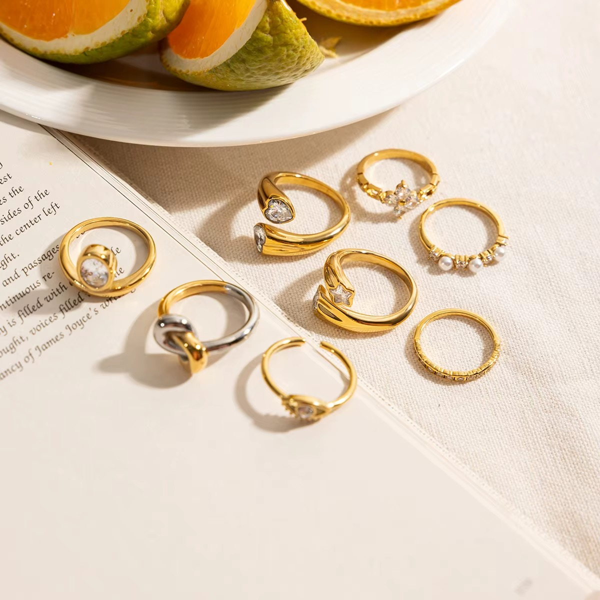 Anillo dorado con perla y piedra zirconia.