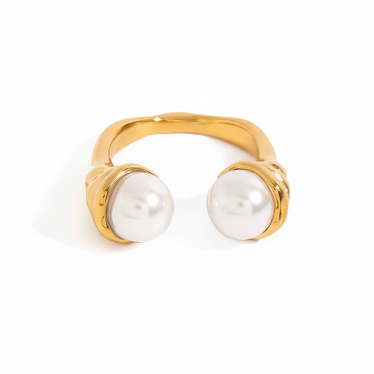 Anillo dorado de perlas, de tipo ajustable.