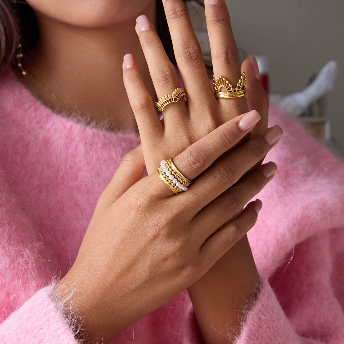 Anillo dorado de perlas.