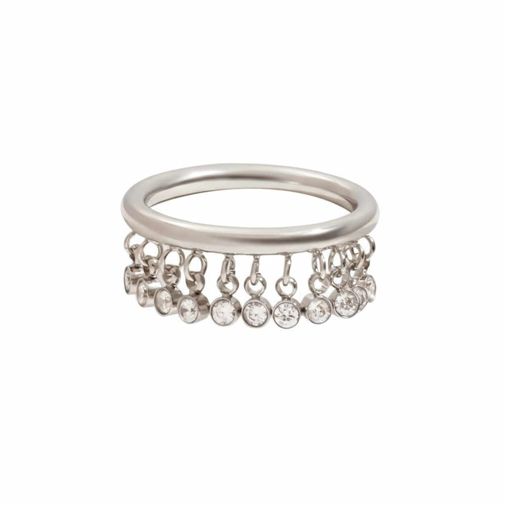 Anillo plateado con piedra zirconias.