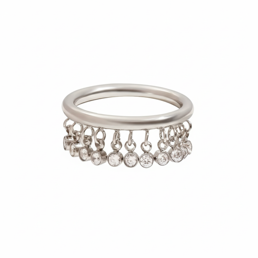 Anillo plateado con piedra zirconias.