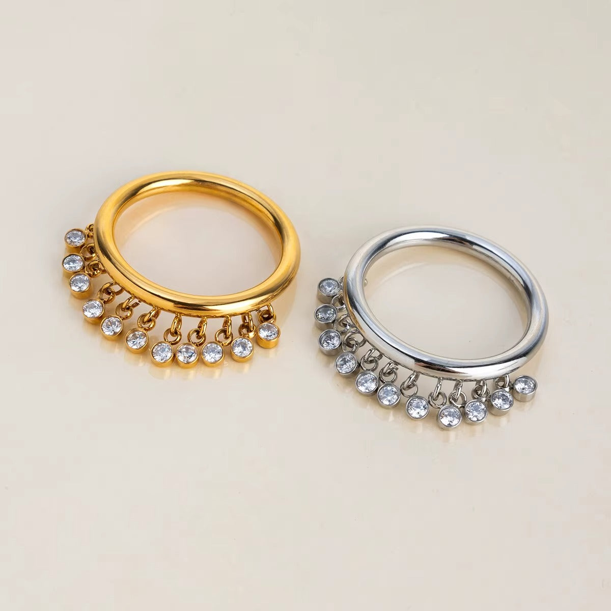 Anillo dorado con piedra zirconias.