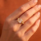 Anillo dorado con piedra circonia cuadrada