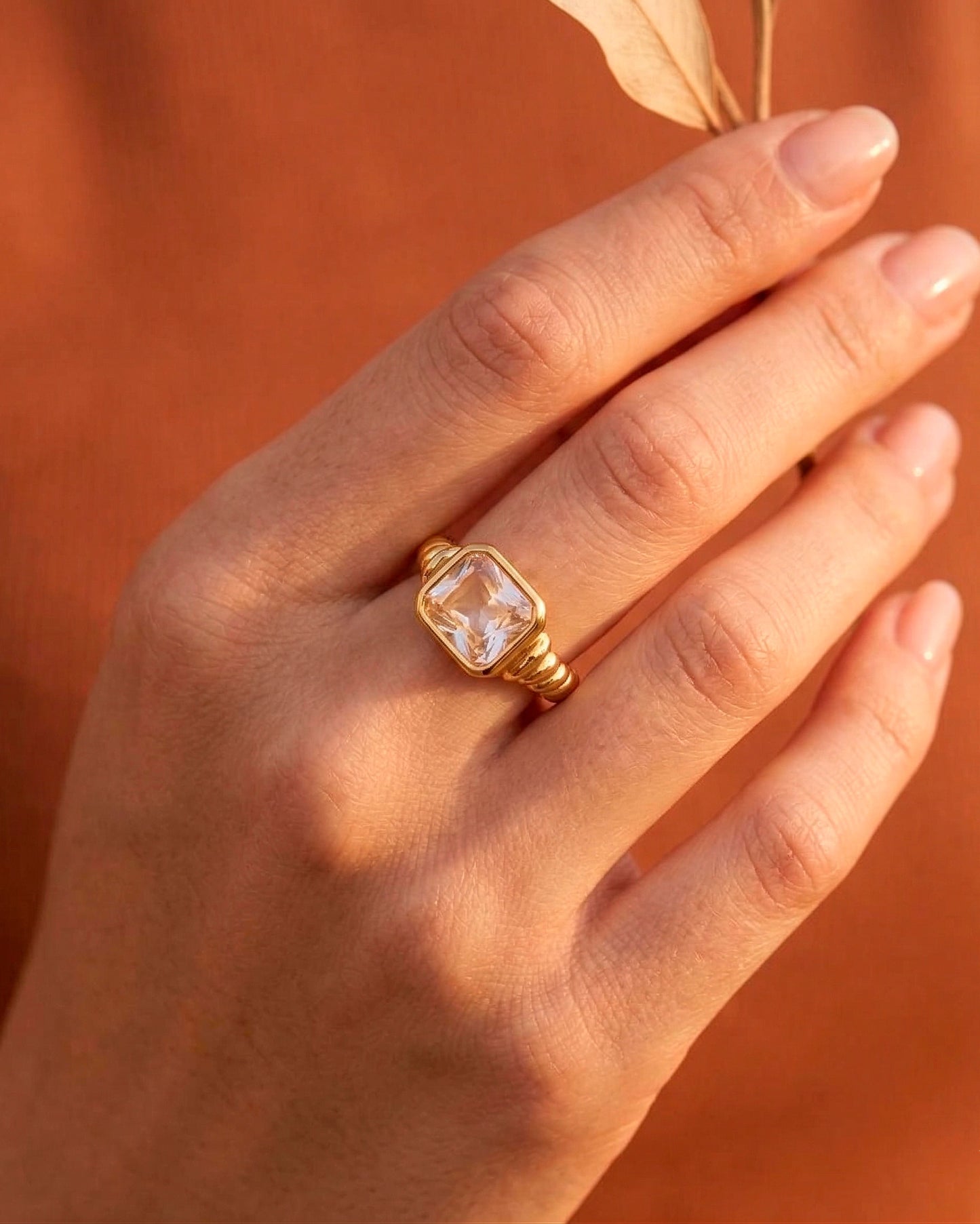 Anillo dorado con piedra circonia cuadrada