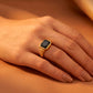 Anillo dorado con piedra circonia cuadrada en color negro