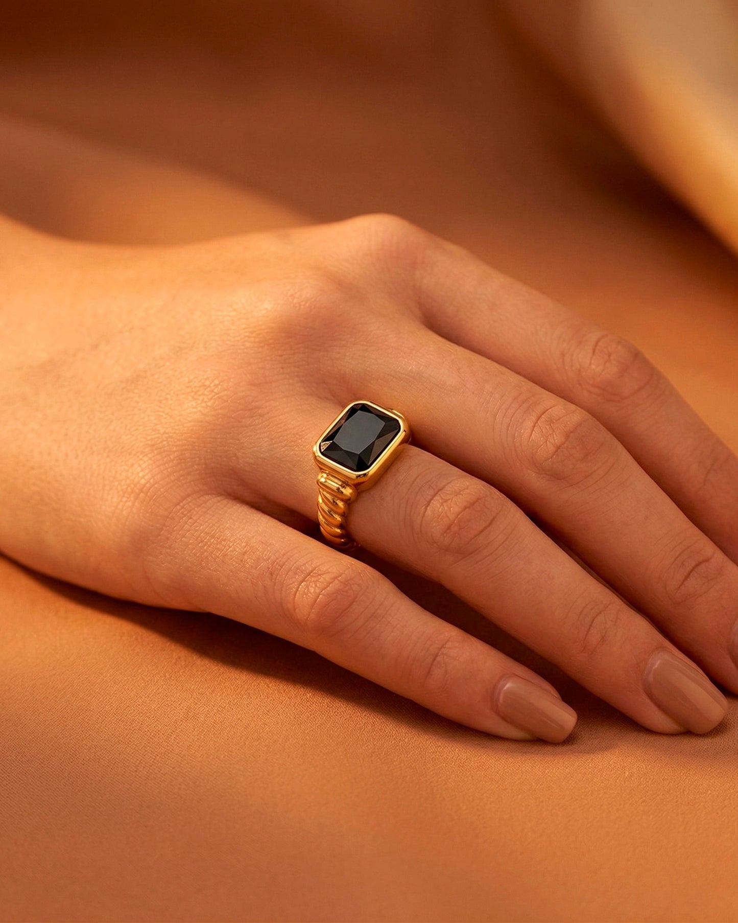 Anillo dorado con piedra circonia cuadrada en color negro