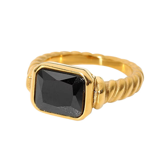 Anillo dorado con piedra zirconia cuadrada en color negro.