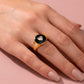 Anillo dorado y negro con piedra circonia de corazón