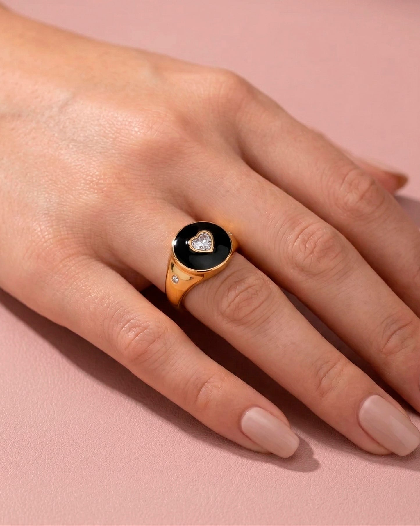 Anillo dorado y negro con piedra circonia de corazón