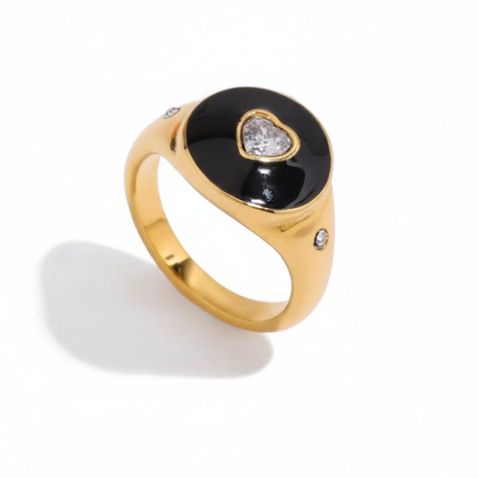 Anillo dorado y negro con piedra zirconia de corazón.