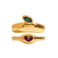 Anillo dorado con diseño de hoja color verde y corazón color rojo