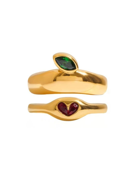 Anillo dorado con diseño de hoja color verde y corazón color rojo