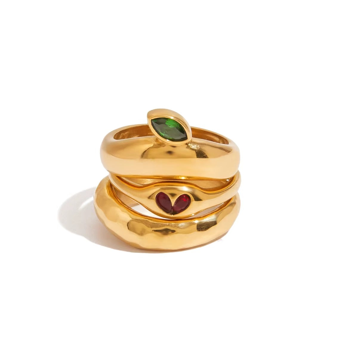 Anillo dorado con diseño de hoja y corazón, con piedra zirconia en color rojo y verde.
